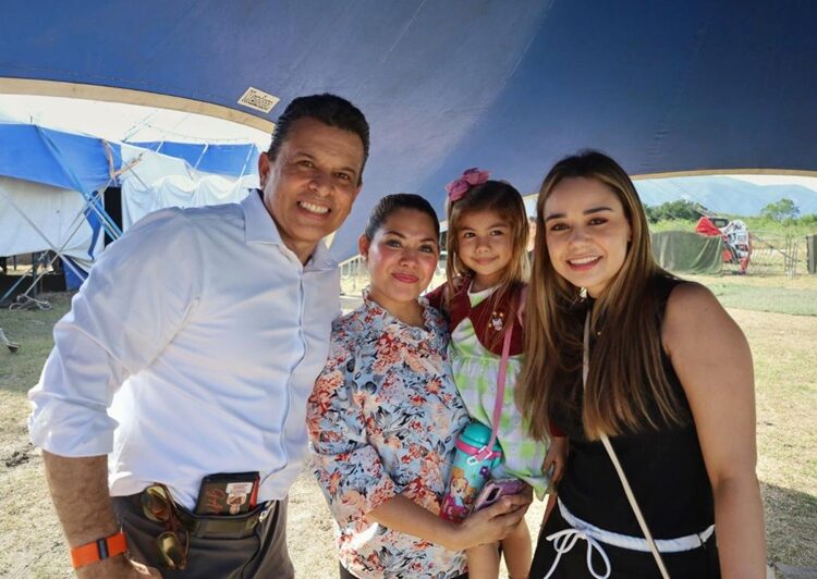 Encienden Lucy y Lalo Gattás fiestas navideñas en la Capital