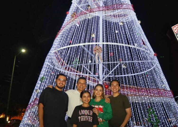 Encienden Lucy y Lalo Gattás fiestas navideñas en la Capital