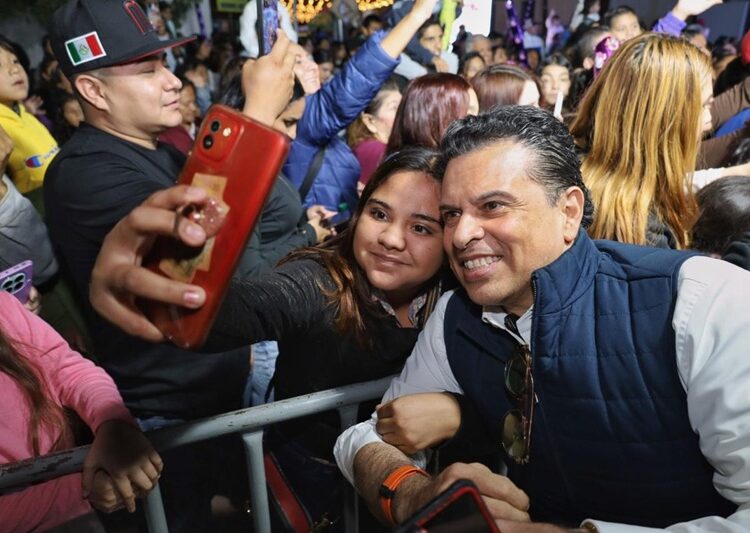 Encienden Lucy y Lalo Gattás fiestas navideñas en la Capital