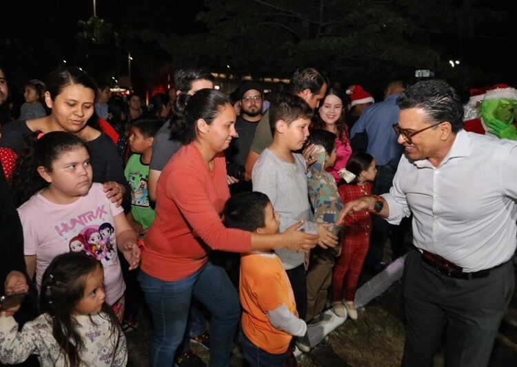 Encienden Lucy y Lalo Gattás fiestas navideñas en la Capital