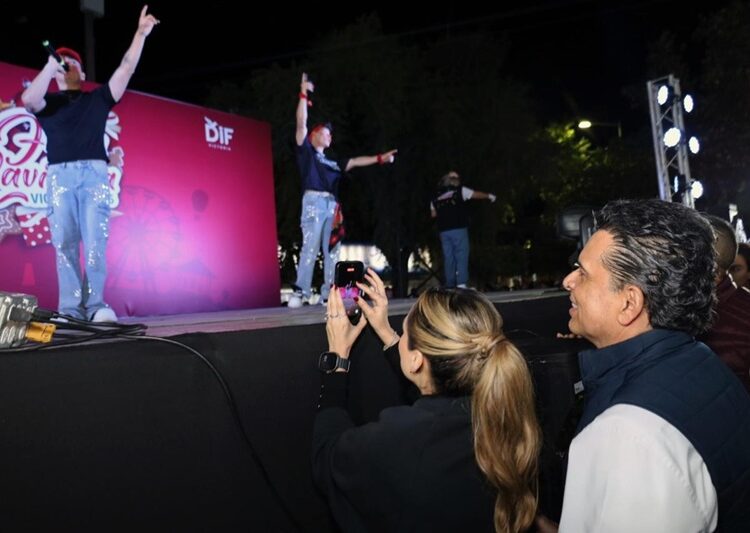 Encienden Lucy y Lalo Gattás fiestas navideñas en la Capital