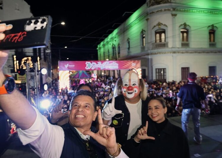 Encienden Lucy y Lalo Gattás fiestas navideñas en la Capital