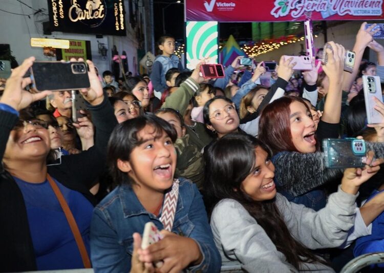 Encienden Lucy y Lalo Gattás fiestas navideñas en la Capital