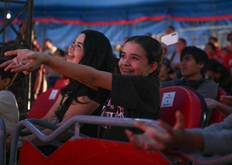 Encienden Lucy y Lalo Gattás fiestas navideñas en la Capital