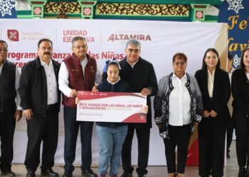Entrega Armando Martínez becas educativas