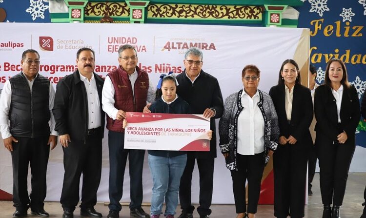 Entrega Armando Martínez becas educativas