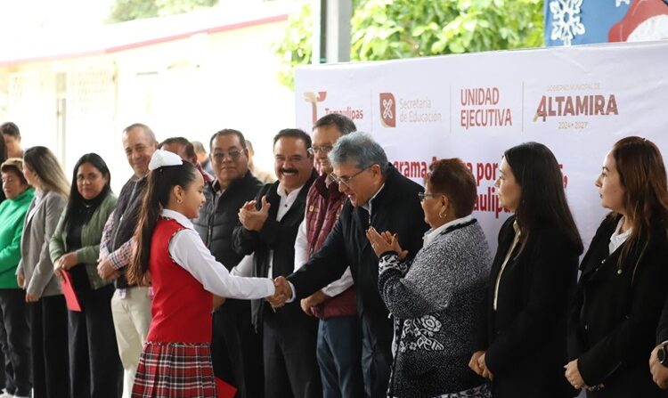 Entrega Armando Martínez becas educativas