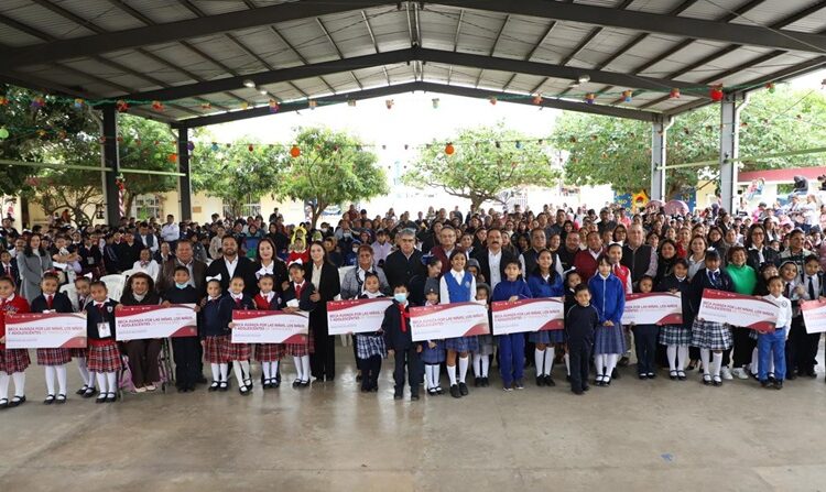 Entrega Armando Martínez becas educativas