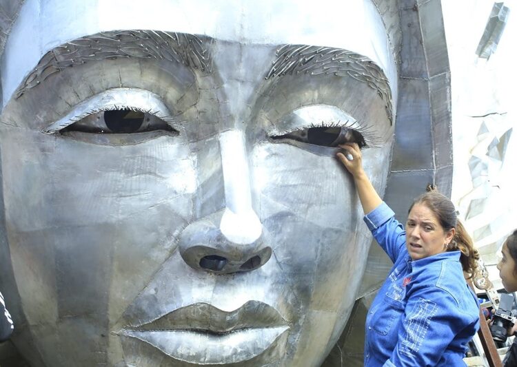 Entrega María de Villarreal las pupilas de la ‘Virgen de la Misericordia’