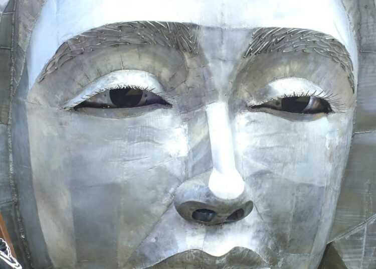 Entrega María de Villarreal las pupilas de la ‘Virgen de la Misericordia’