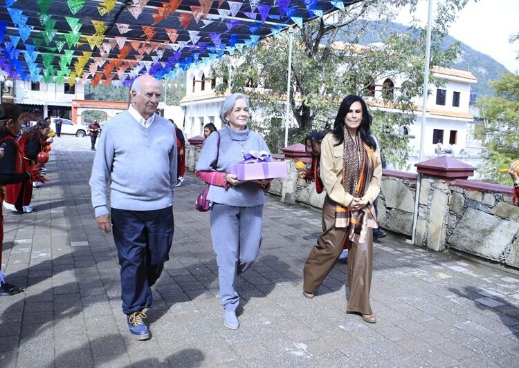 Entrega María de Villarreal las pupilas de la ‘Virgen de la Misericordia’