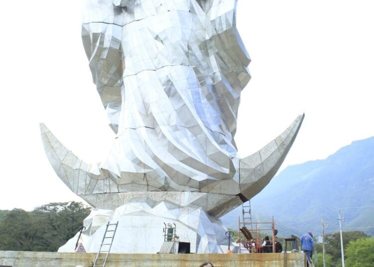 Entrega María de Villarreal las pupilas de la ‘Virgen de la Misericordia’