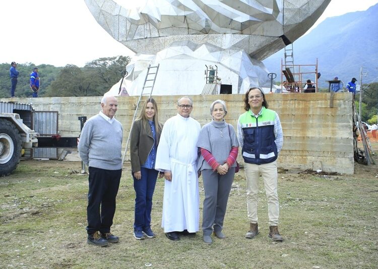 Entrega María de Villarreal las pupilas de la ‘Virgen de la Misericordia’