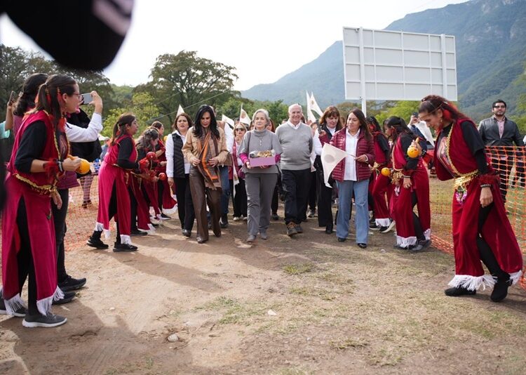 Entrega María de Villarreal las pupilas de la ‘Virgen de la Misericordia’