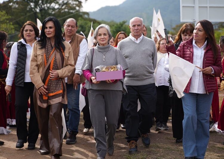 Entrega María de Villarreal las pupilas de la ‘Virgen de la Misericordia’