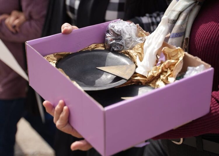 Entrega María de Villarreal las pupilas de la ‘Virgen de la Misericordia’