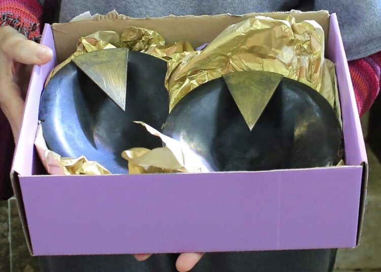 Entrega María de Villarreal las pupilas de la ‘Virgen de la Misericordia’