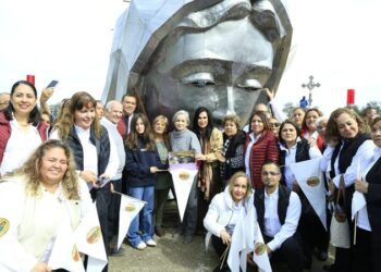 Entrega María de Villarreal las pupilas de la ‘Virgen de la Misericordia’