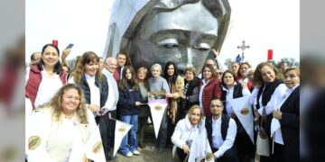 Entrega María de Villarreal las pupilas de la ‘Virgen de la Misericordia’