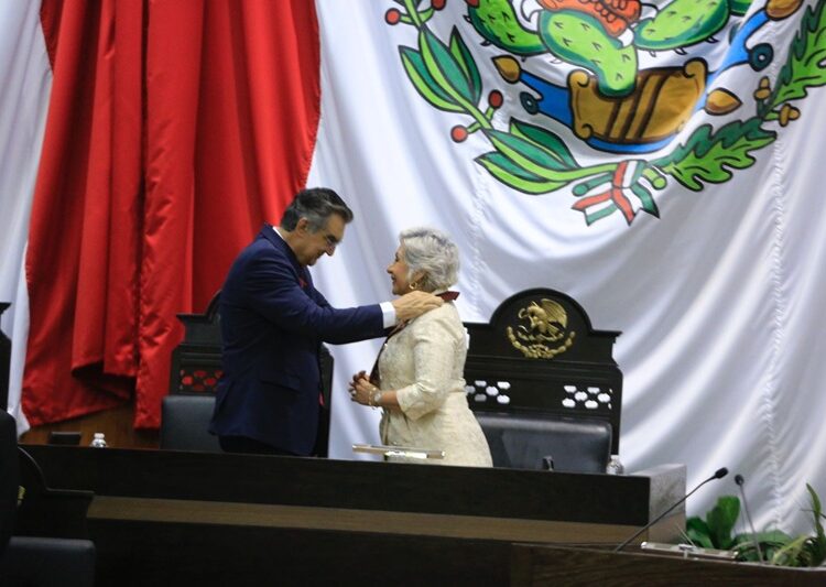 Entrega gobernador Medalla al Mérito “Luis García de Arellano” a Cecilia Imelda Lugo Cruz