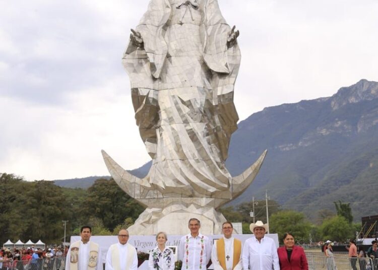 Entregan Américo y María escultura monumental de la Virgen de la Misericordia en ‘El Chorrito’
