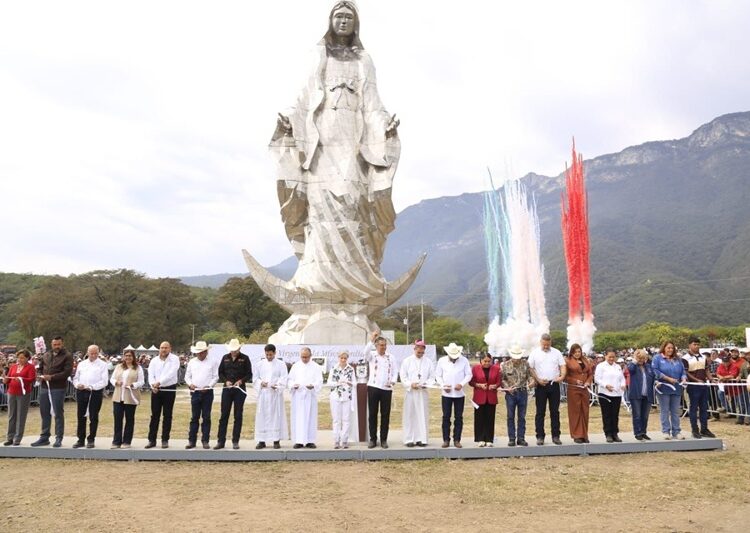 Entregan Américo y María escultura monumental de la Virgen de la Misericordia en ‘El Chorrito’