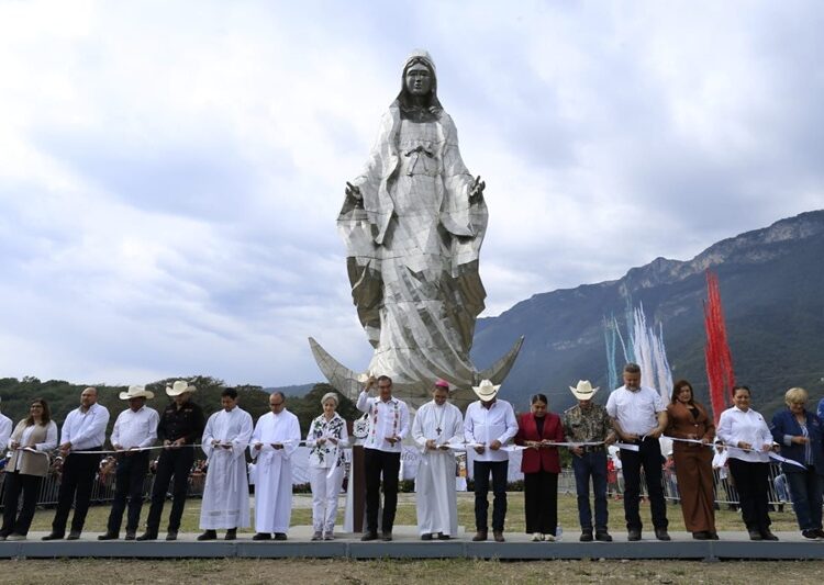 Entregan Américo y María escultura monumental de la Virgen de la Misericordia en ‘El Chorrito’