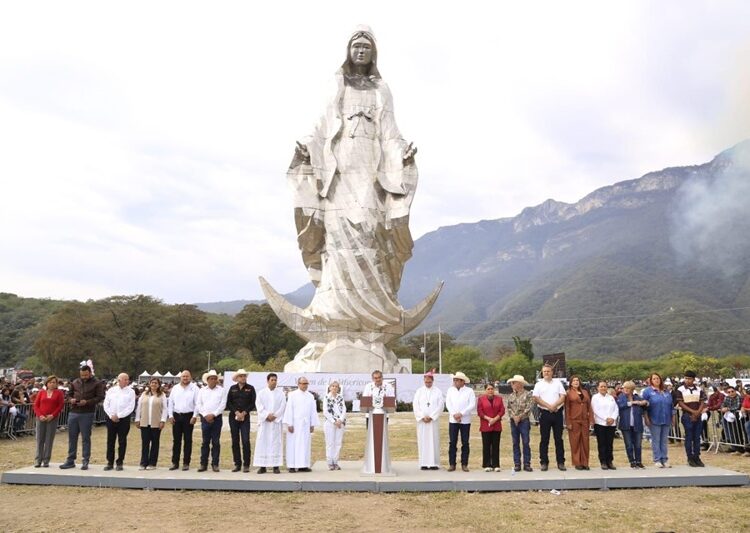 Entregan Américo y María escultura monumental de la Virgen de la Misericordia en ‘El Chorrito’
