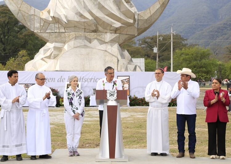 Entregan Américo y María escultura monumental de la Virgen de la Misericordia en ‘El Chorrito’