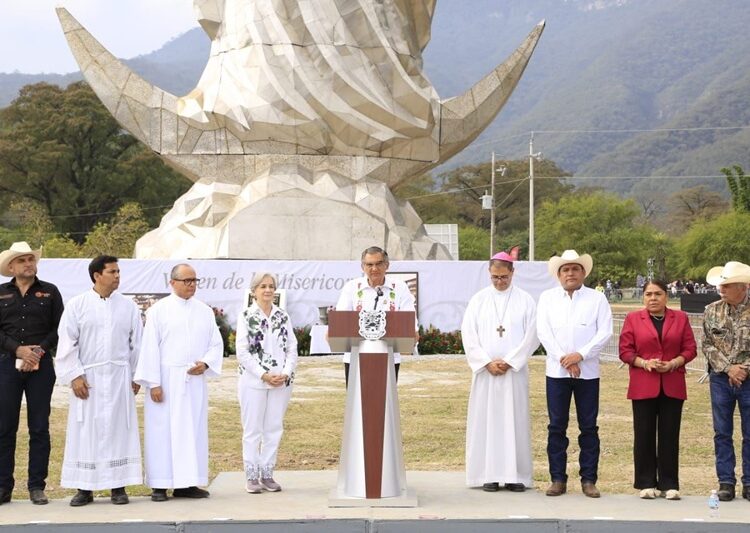 Entregan Américo y María escultura monumental de la Virgen de la Misericordia en ‘El Chorrito’