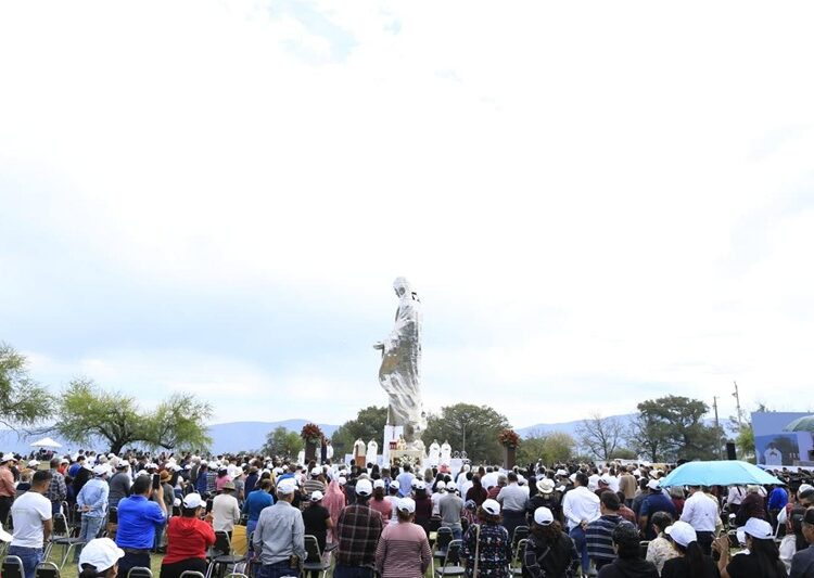 Entregan Américo y María escultura monumental de la Virgen de la Misericordia en ‘El Chorrito’