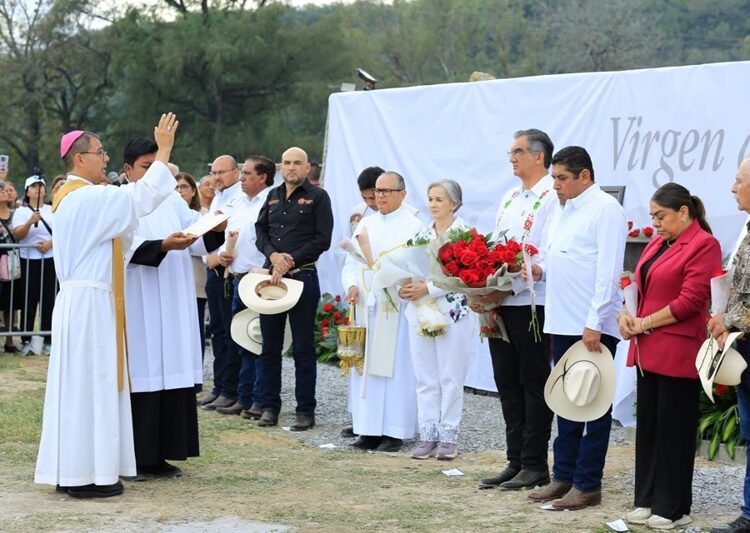 Entregan Américo y María escultura monumental de la Virgen de la Misericordia en ‘El Chorrito’