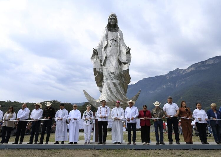 Entregan Américo y María escultura monumental de la Virgen de la Misericordia en ‘El Chorrito’
