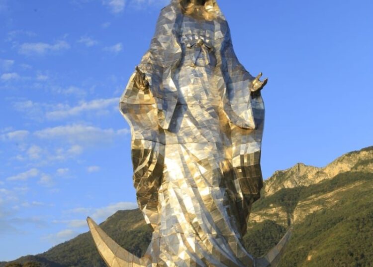 Entregan Américo y María escultura monumental de la Virgen de la Misericordia en ‘El Chorrito’