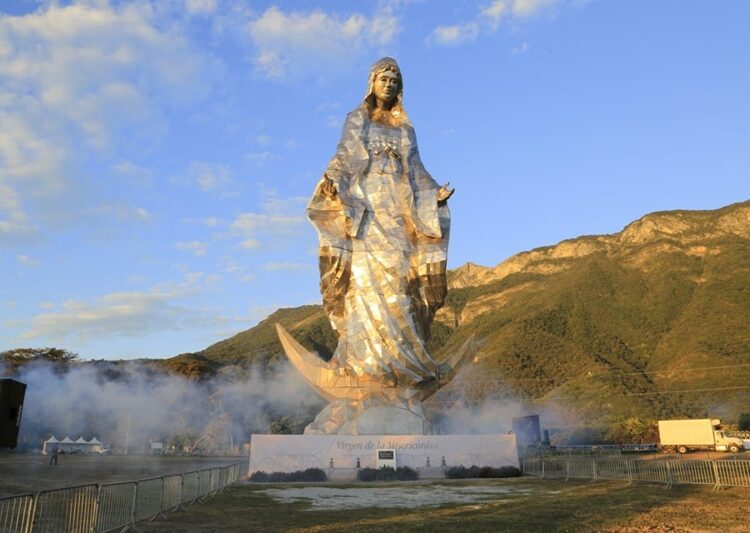 Entregan Américo y María escultura monumental de la Virgen de la Misericordia en ‘El Chorrito’