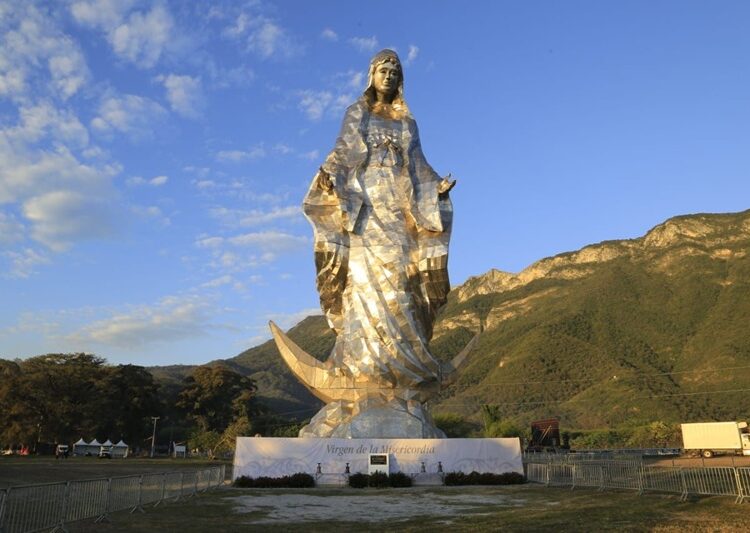 Entregan Américo y María escultura monumental de la Virgen de la Misericordia en ‘El Chorrito’