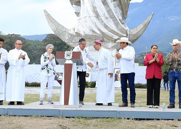 Entregan Américo y María escultura monumental de la Virgen de la Misericordia en ‘El Chorrito’