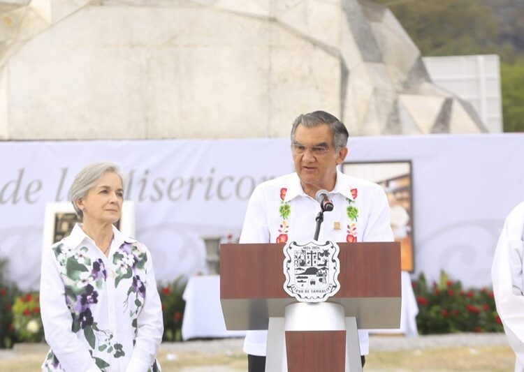 Entregan Américo y María escultura monumental de la Virgen de la Misericordia en ‘El Chorrito’