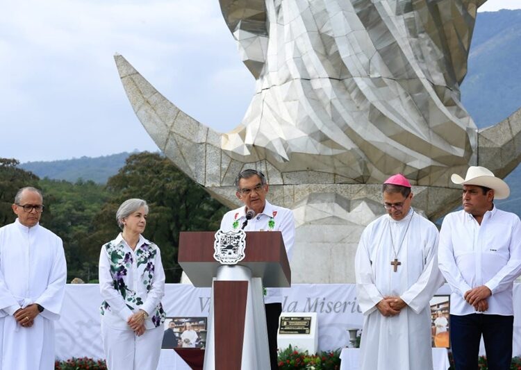 Entregan Américo y María escultura monumental de la Virgen de la Misericordia en ‘El Chorrito’