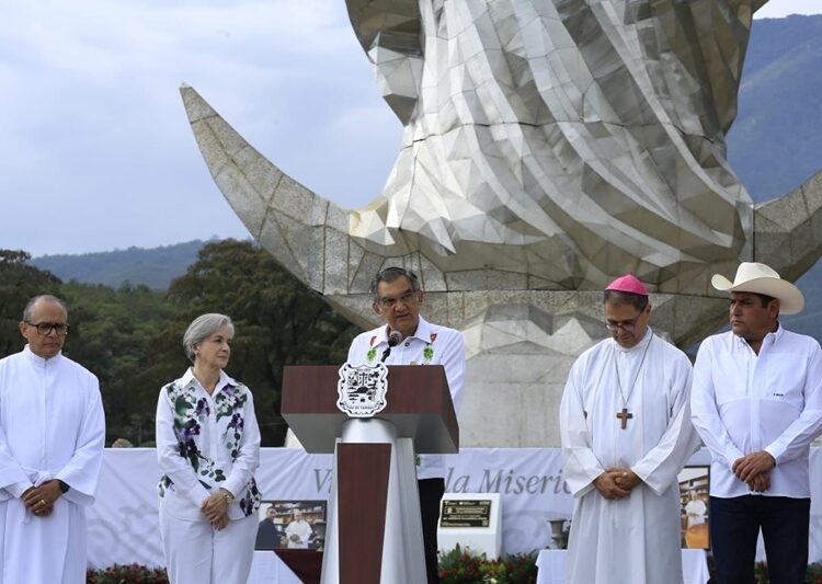 Entregan Américo y María escultura monumental de la Virgen de la Misericordia en ‘El Chorrito’