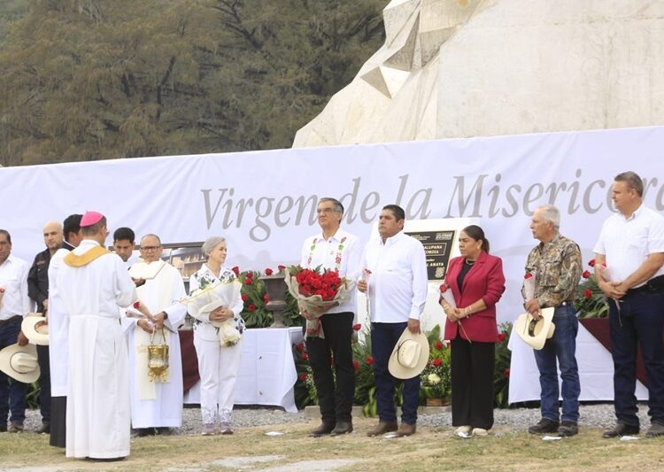 Entregan Américo y María escultura monumental de la Virgen de la Misericordia en ‘El Chorrito’