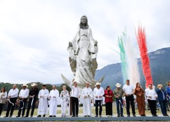 Entregan Américo y María escultura monumental de la Virgen de la Misericordia en ‘El Chorrito’