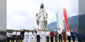 Entregan Américo y María escultura monumental de la Virgen de la Misericordia en ‘El Chorrito’