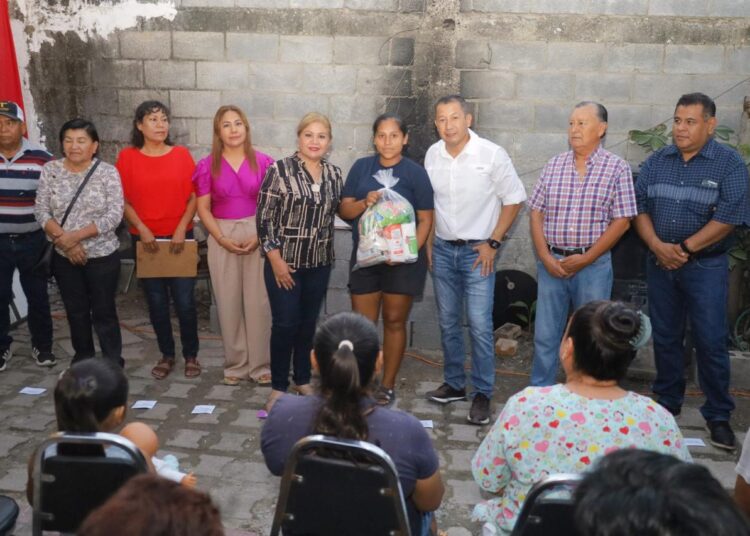 Lleva Municipio apoyo alimentario a vecinos de la colonia Enfermeras