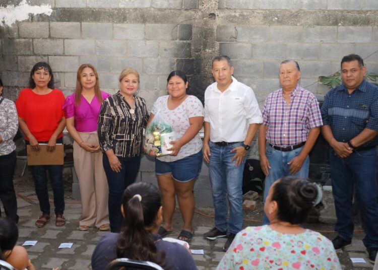 Lleva Municipio apoyo alimentario a vecinos de la colonia Enfermeras
