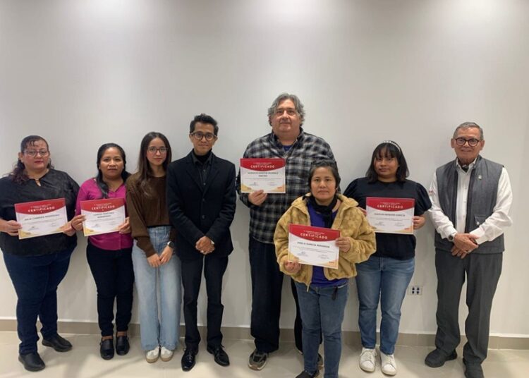 Mujeres de concluyen curso de computación del Gobierno de NLD en la Infoteca Sor Juana