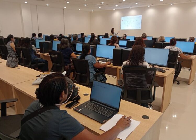 Mujeres de concluyen curso de computación del Gobierno de NLD en la Infoteca Sor Juana