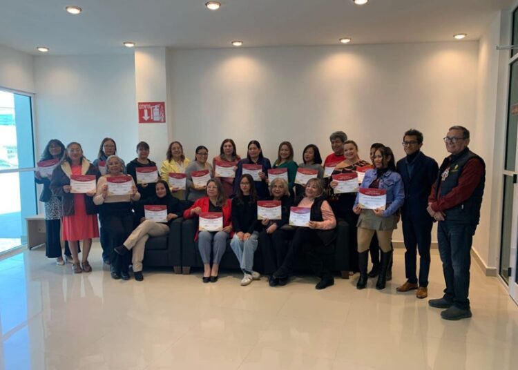 Mujeres de concluyen curso de computación del Gobierno de NLD en la Infoteca Sor Juana