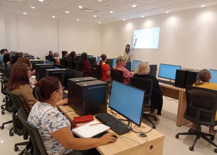 Mujeres de concluyen curso de computación del Gobierno de NLD en la Infoteca Sor Juana