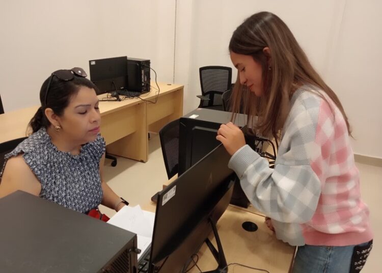 Mujeres de concluyen curso de computación del Gobierno de NLD en la Infoteca Sor Juana